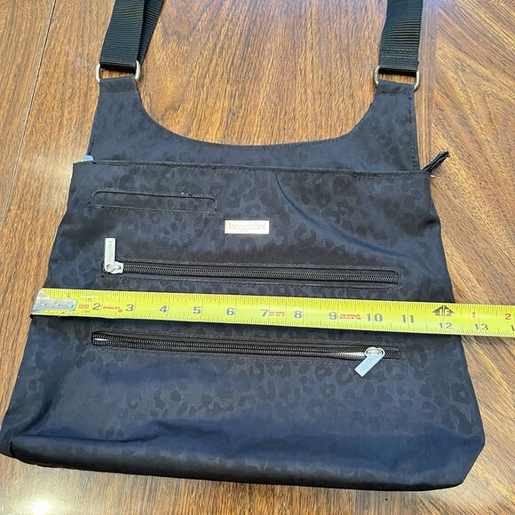 BAGGALLINI Bag Black on Black Cheetah Print Bucket Bag Crossbody Shoulder  Purse - Picture 4 of 9